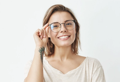 Jeune femme avec des lunettes