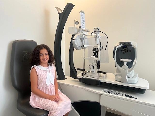 Consultation ophtalmologique enfant avec équipements de diagnostic visuel à la Clinique de la vue de Lyon, Roanne et Givors