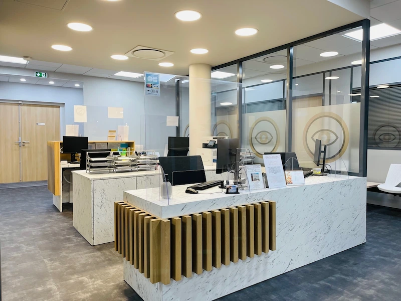 Accueil et secrétariat de la Clinique de la vue Givors – centre d’ophtalmologie moderne à Givors pour consultations et chirurgie oculaire