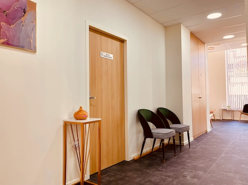 clinique-de-la-vue-lyon-entree-bloc-operatoire-salle-attente-chirurgie-yeux-lyon9 Couloir et espace d’accueil de la Clinique de la Vue avec accès aux salles de consultation ophtalmologique