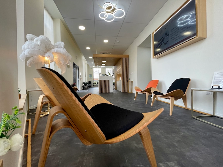 Salle d’accueil moderne de la Clinique de la vue Lyon avec espace d’attente confortable et environnement ophtalmologique haut de gamme du Dr David Seifeddine