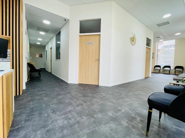  Intérieur moderne de la clinique de la vue à Lyon, salle d’attente et hall d’accueil, illustrant l’accueil des patients pour la chirurgie orbito‑palpébro‑lacrymale