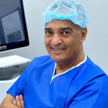 alt="Dr David Seifeddine, spécialiste en chirurgie réfractive, cataracte et kératocône à Lyon"