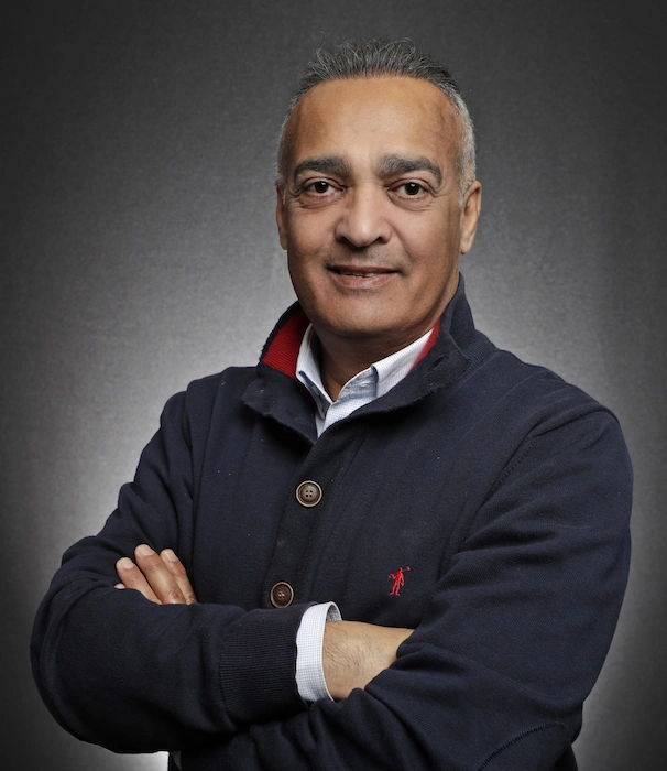 Portrait du Dr David Seifeddine, chirurgien ophtalmologue spécialisé en chirurgie réfractive laser, cataracte, kératocône et rétine à la Clinique de la vue Lyon, Roanne et Givors