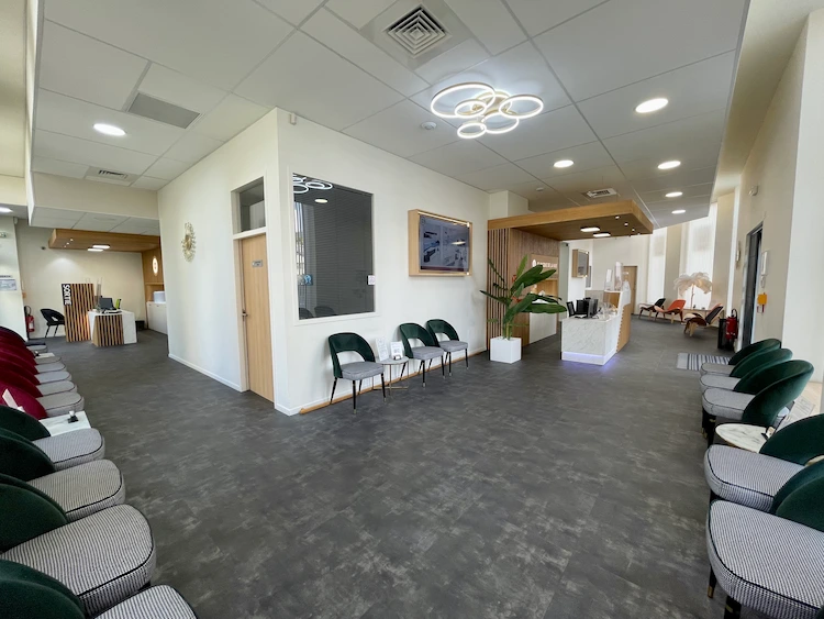 clinique-de-la-vue-lyon-salle-attente-ophtalmologie-chirurgie-yeux-lyon9 Salle d’attente moderne de la Clinique de la vue à Lyon pour consultations et chirurgie ophtalmologique