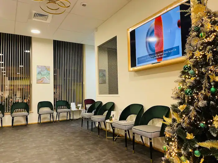 Salle d'attente de la Clinique de la vue à Lyon pour le suivi spécialisé des patients bénéficiant d'une chirurgie des cavités orbitaires
