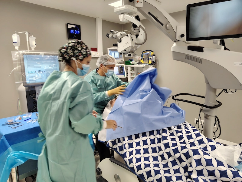 Bloc opératoire ophtalmologique à la Clinique de la vue Roanne avec chirurgie oculaire ambulatoire et équipement Stellaris Elite de dernière génération