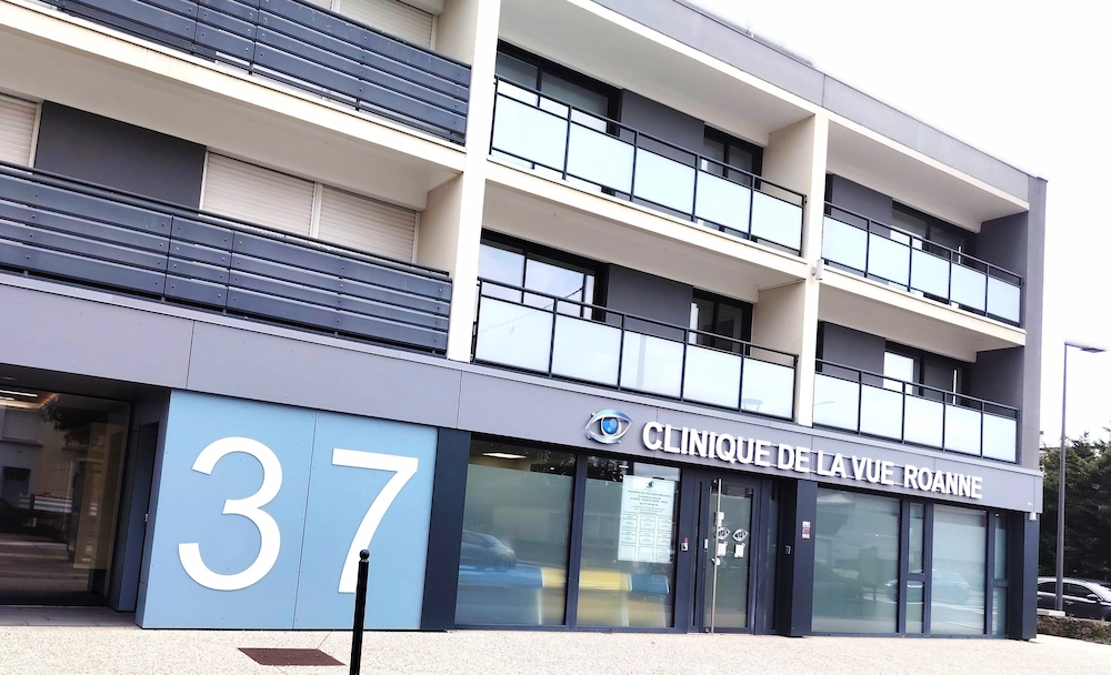 Entrée de la Clinique de la vue Roanne au 37 boulevard Jean-Baptiste Clément – centre ophtalmologique et chirurgie des yeux à Roanne