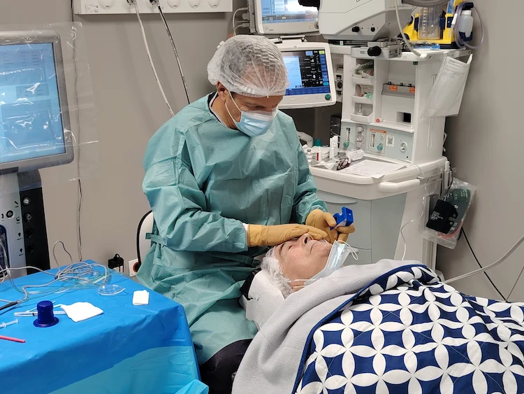 clinique-de-la-vue-roanne-injection-intravitreenne-_ivt-dmla-bloc-operatoire-42000_ Injection intra-vitréenne réalisée en bloc opératoire à Lyon et Roanne