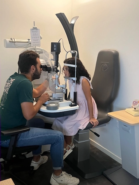 Consultation ophtalmologique enfant à la lampe à fente avec ophtalmologiste spécialisé à la Clinique de la vue Lyon, Roanne et Givors