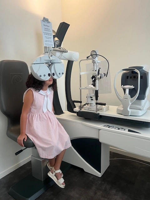 clinique-de-la-vue-salle-consultation-unite-ophtalmologique-enfant-refraction-pediatrique-lyon-roanne-givors Examen ophtalmologique chez l’enfant à la Clinique de la vue Lyon