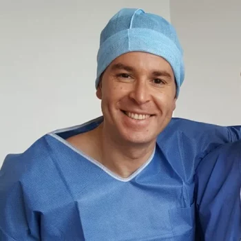 Portrait du Dr Ramzi Benaissa, chirurgien ophtalmologue spécialisé en chirurgie réfractive, cataracte et chirurgie oculaire à la Clinique de la vue Lyon, Roanne et Givors