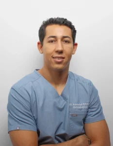 Portrait du Dr Othman Ameyoud, chirurgien ophtalmologue spécialisé en chirurgie réfractive, cataracte et chirurgie oculaire à la Clinique de la vue Lyon, Roanne et Givors