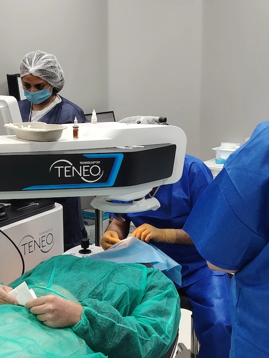 alt="Intervention de chirurgie réfractive au laser TENEO Technolas 317 à la Clinique de la Vue Lyon"