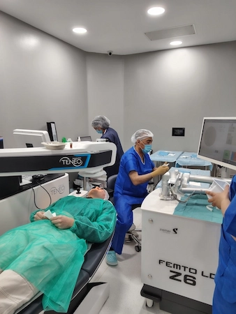Installation d’un patient en chirurgie réfractive laser avec plateforme TENEO et FEMTO LDV Z6 à la Clinique de la Vue Lyon