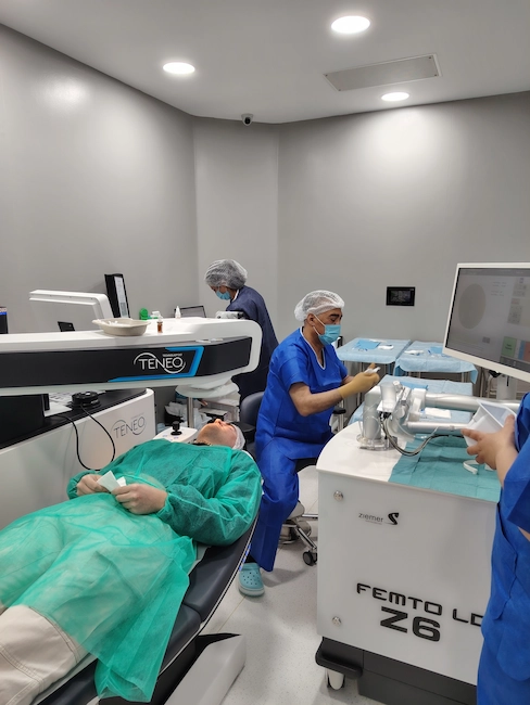 Installation d’un patient en chirurgie réfractive laser avec plateforme TENEO et FEMTO LDV Z6 à la Clinique de la Vue Lyon