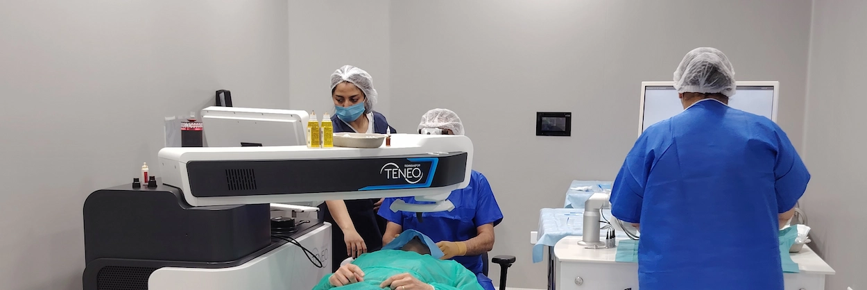 Bloc opératoire de chirurgie réfractive laser à la Clinique de la vue Lyon avec laser TENEO Bausch + Lomb