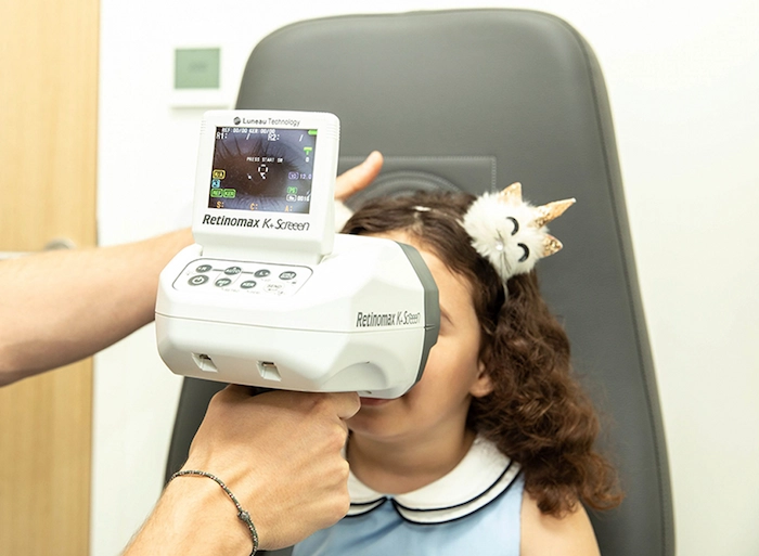 Retinomax portable utilisé pour les examens ophtalmologiques pédiatriques et les mesures visuelles chez l’enfant