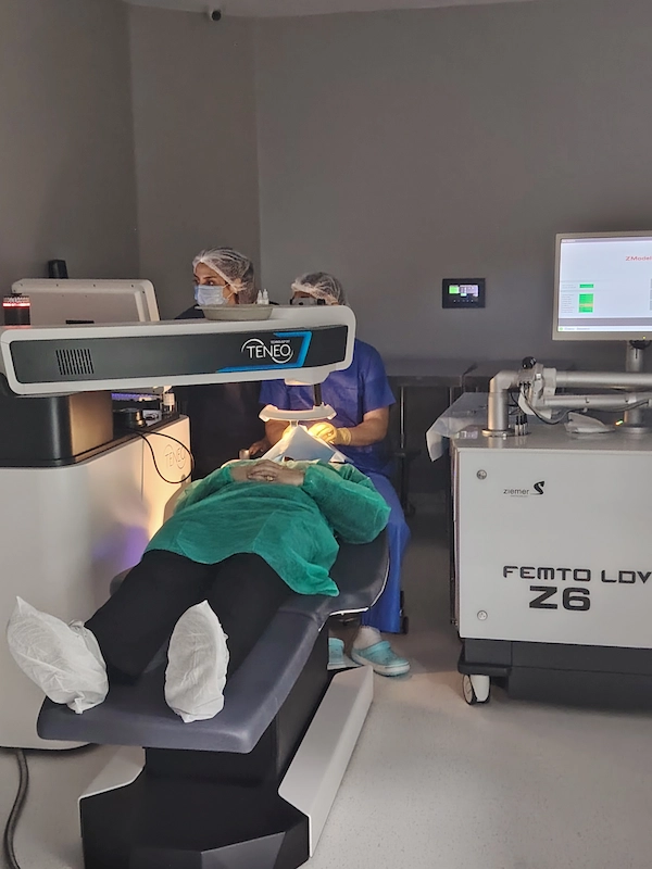 Patient allongé en chirurgie réfractive laser à la Clinique de la vue Lyon, opérateur utilisant le laser excimer TENEO et le FEMTO Z6 de Ziemer