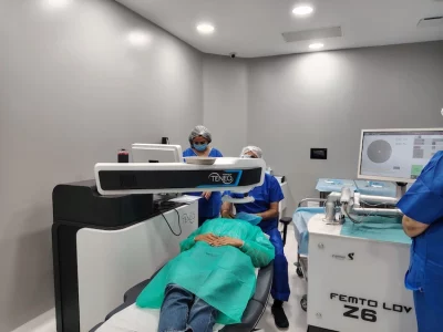 Chirurgie LASIK à Lyon – Laser Excimer TENEO et Femto LDV Z6 de Ziemer en salle opératoire ISO 7, Clinique de la vue Lyon 9