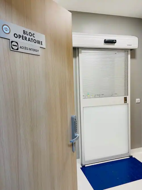 Bloc opératoire pour chirurgie du ptérygion à la Clinique de la vue