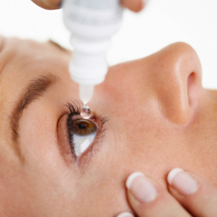Instillation de collyre après une chirurgie ophtalmologique à la Clinique de la vue