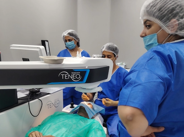 PKR : Équipe soignante au laser Excimer TENEO – chirurgie réfractive PKR, Clinique de la vue Lyon 9