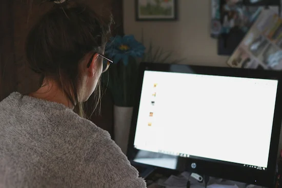 clinique-de-la-vue-femme-devant-un-écran Femme ayant la myopie devant un écran d'ordinateur
