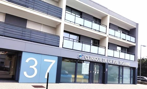 Entrée de la Clinique de la vue Roanne au 37 boulevard Jean-Baptiste Clément – centre ophtalmologique et chirurgie des yeux à Roanne