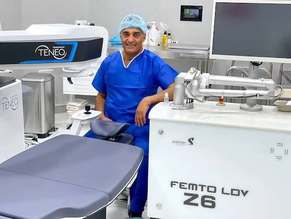 Dr David Seifeddine au bloc opératoire de la Clinique de la vue avec plateforme laser TENEO Bausch + Lomb et FEMTO LDV Z6 pour chirurgie réfractive à Lyon, Roanne et Givors